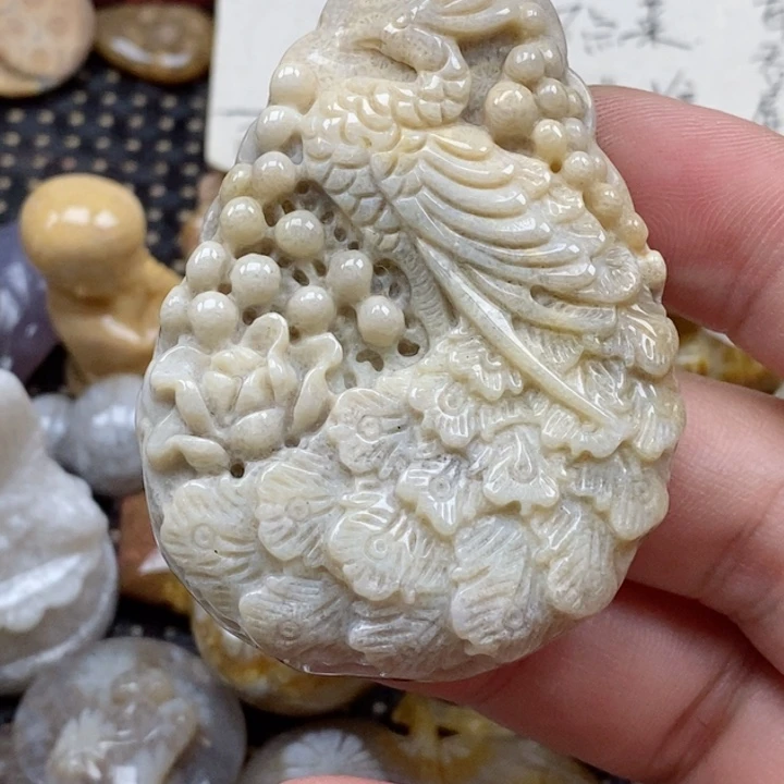 颈饰未镶嵌硅化珊瑚（珊瑚玉）