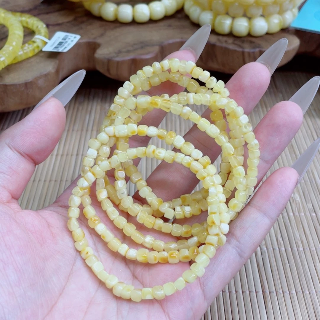 未镶嵌蜜蜡裸石多样性发其中一个