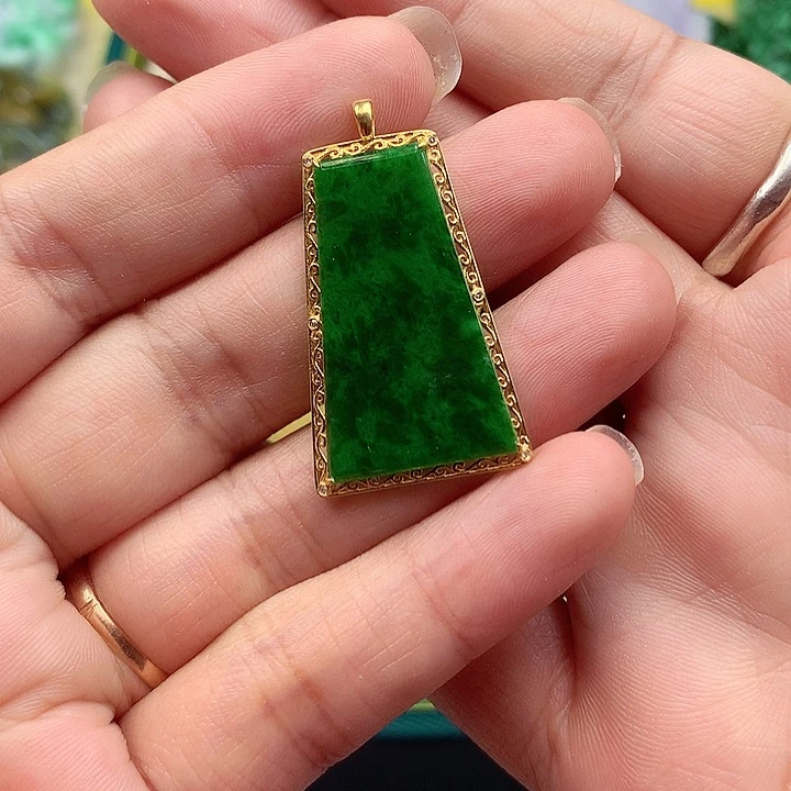翡翠18K金镶嵌颈饰翡翠