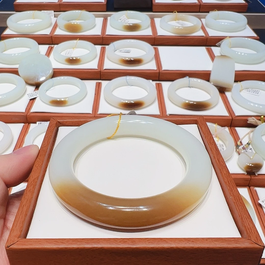 和田玉未镶嵌手镯胖圆一口蜜红糖