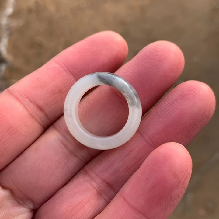 颈饰未镶嵌透闪石质玉