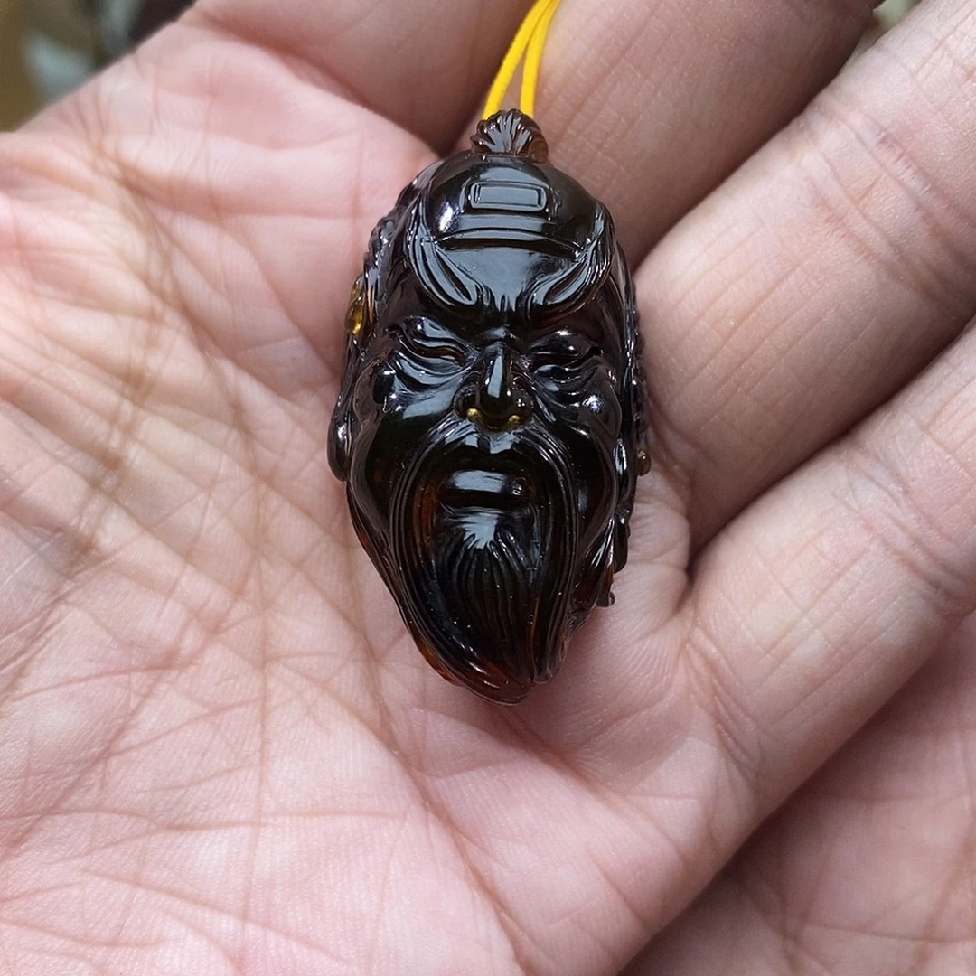 琥珀未镶嵌裸石雕刻