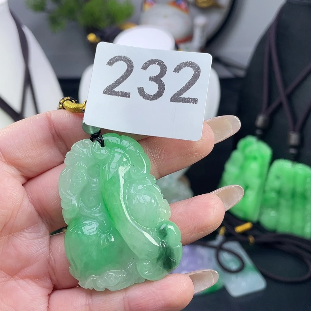 翡翠未镶嵌吊坠(赠链)