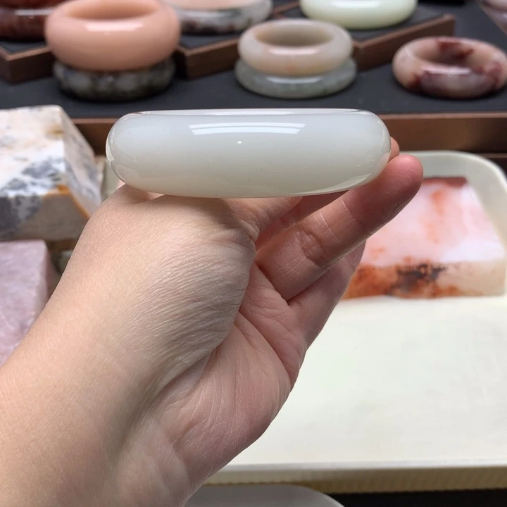心***贝石英岩玉未镶嵌手镯