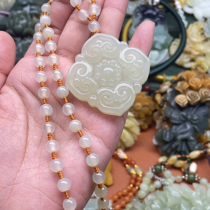 蛇纹石玉吊坠合金