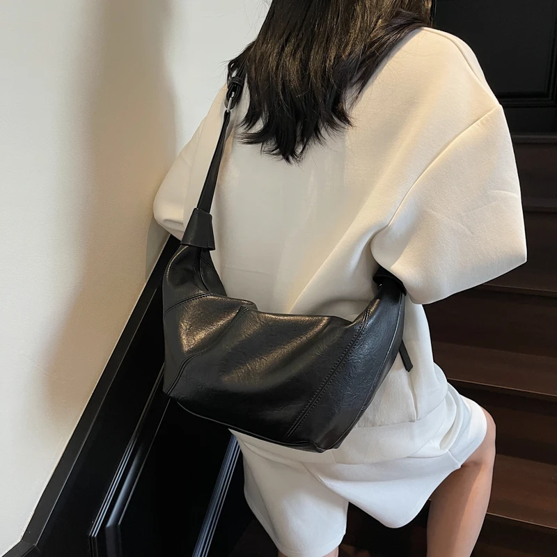 包包女式2025新款高级感复古斜挎牛角包大容量百搭休闲质感饺子包