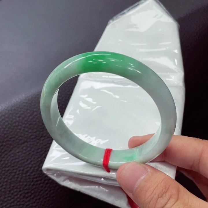 翡翠手镯未镶嵌翡翠