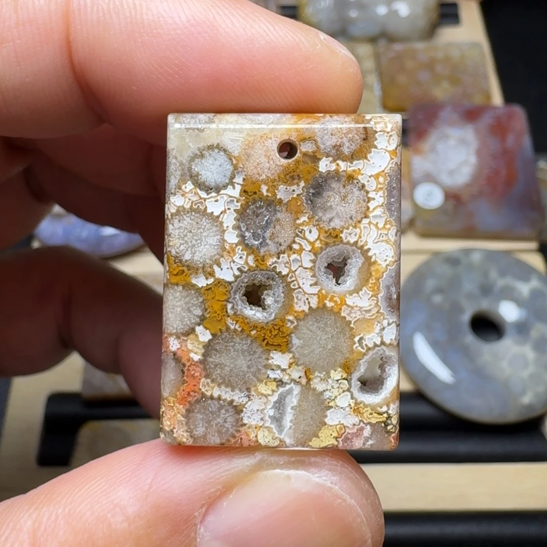 石英质玉未镶嵌纯天然色有机玉石保真色