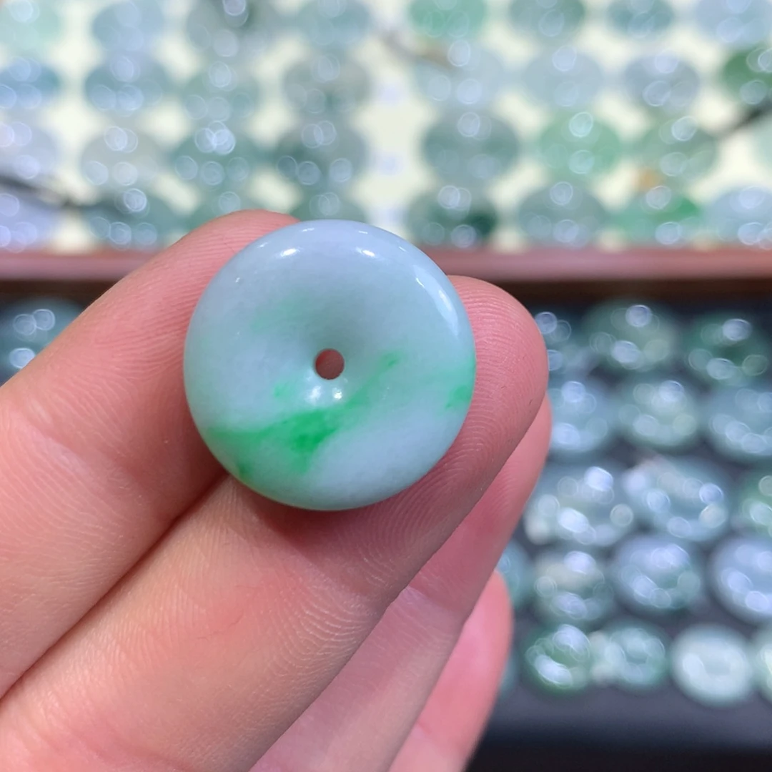 翡翠颈饰未镶嵌平安扣