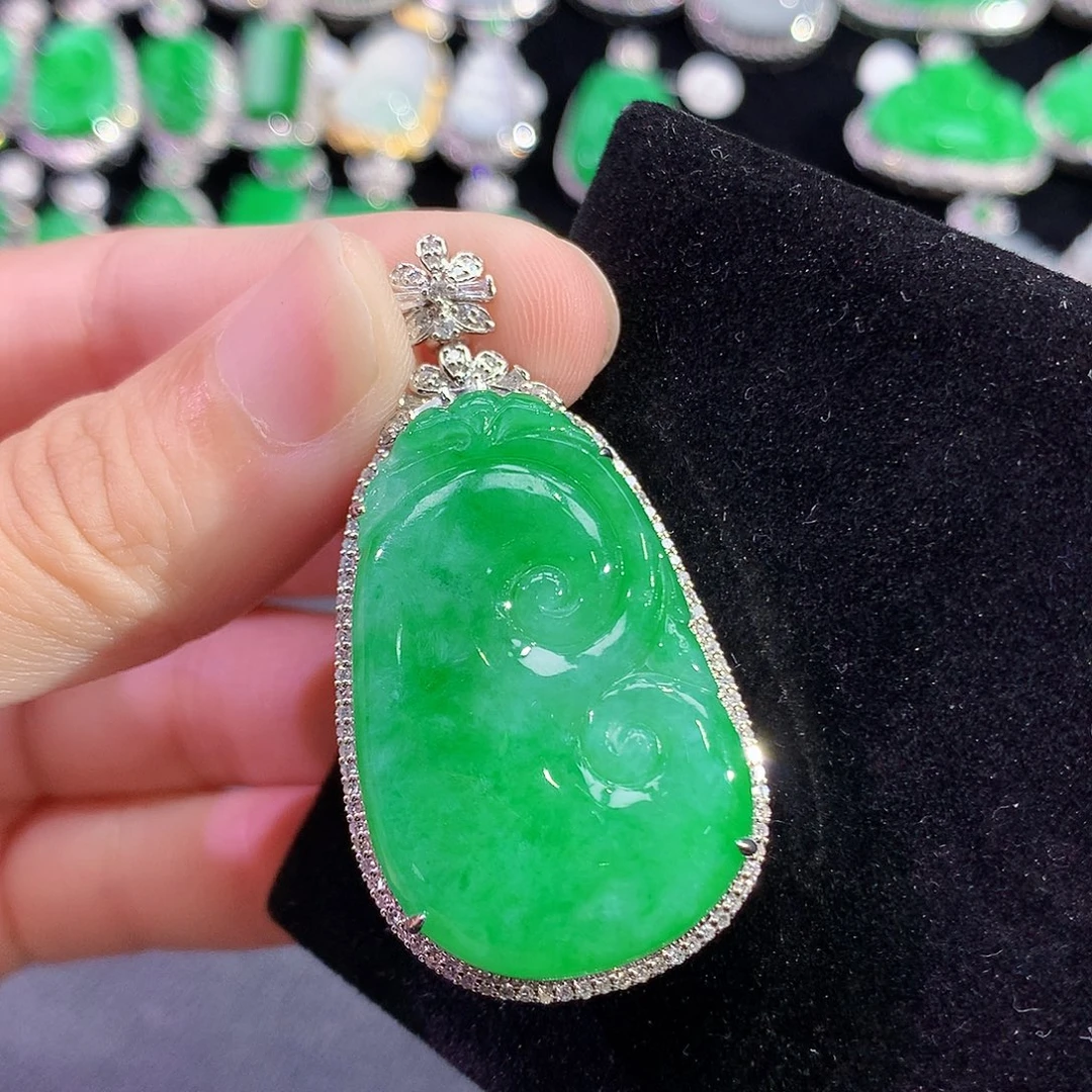 翡翠18K金镶嵌颈饰