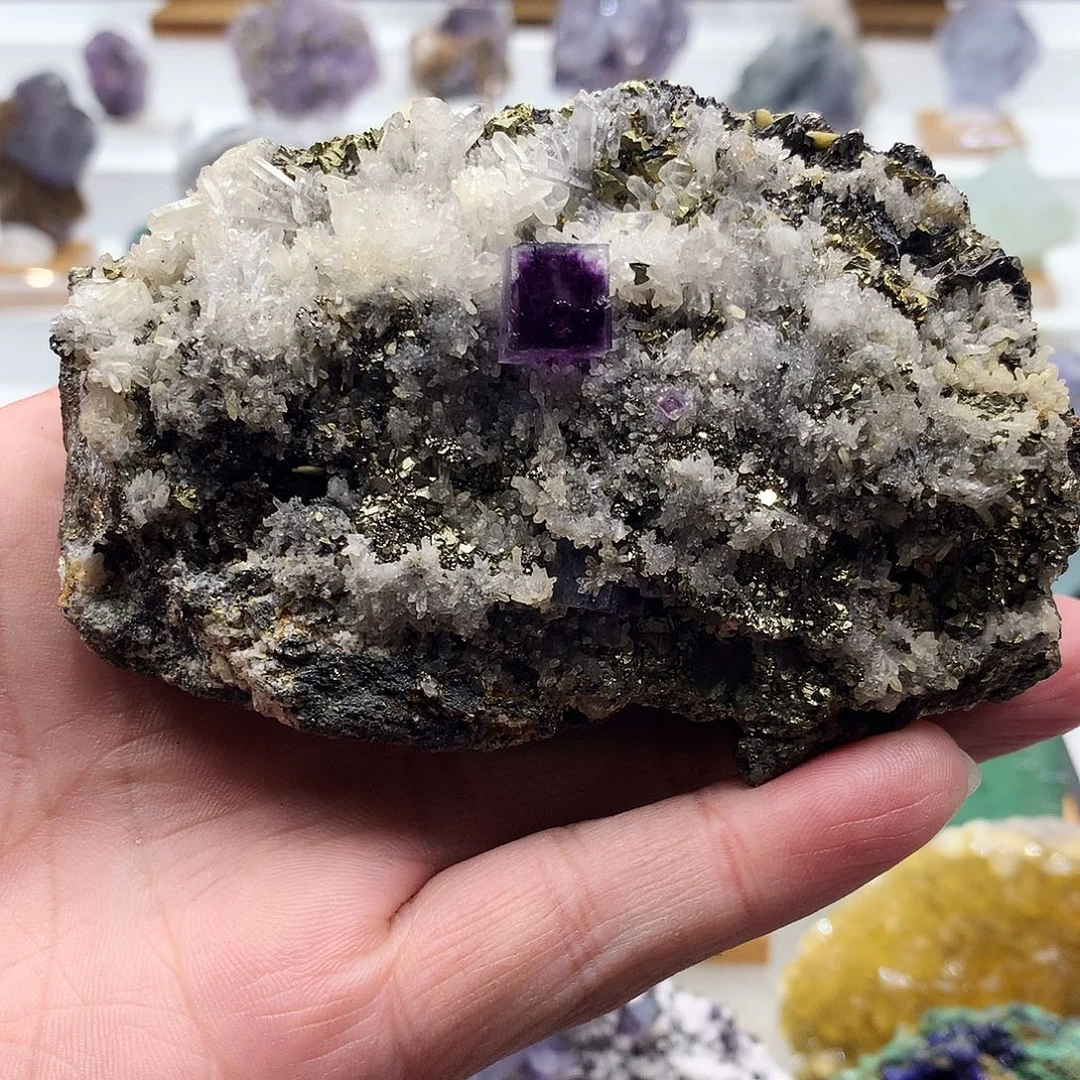 石材内蒙黄铁水晶萤石