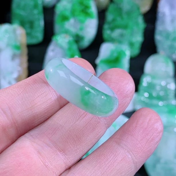 天然A货翡翠飘阳绿翡翠宽版戒指 货号:A336043 尺寸:20.4-8-3.8mm