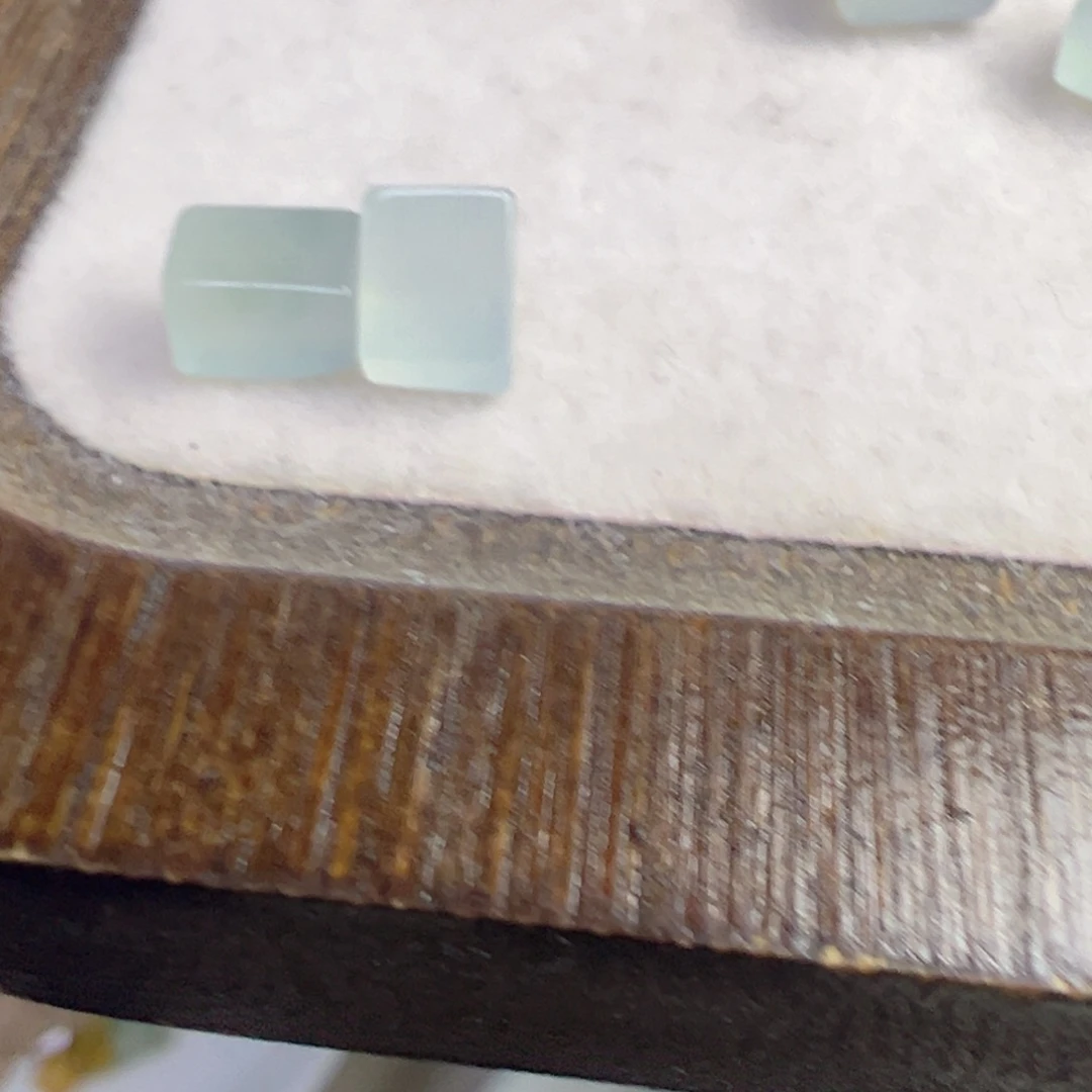 e***r翡翠散珠随行俩颗 打孔不退不换