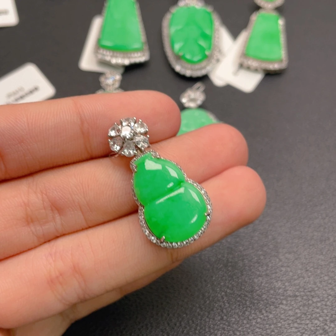 霞***姐翡翠银S925镶嵌颈饰