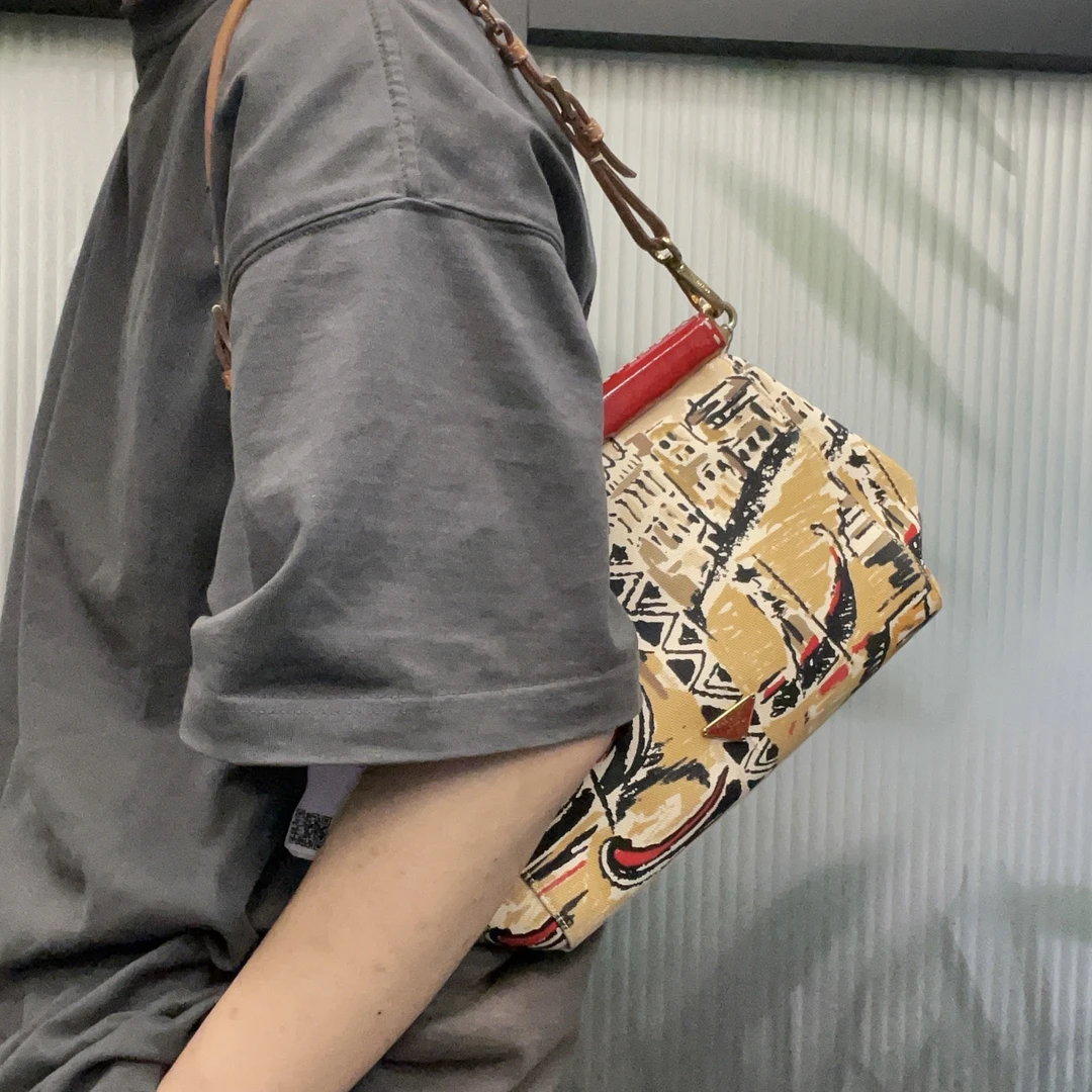 95新 Prada/普拉达 【龙】20 0627 卡其色涂鸦腋下单肩包