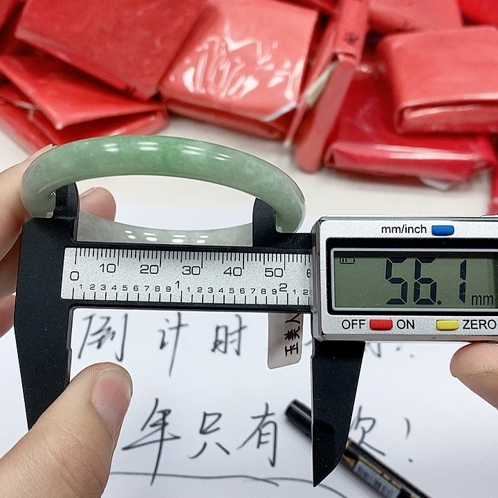 翡翠手镯未镶嵌1。