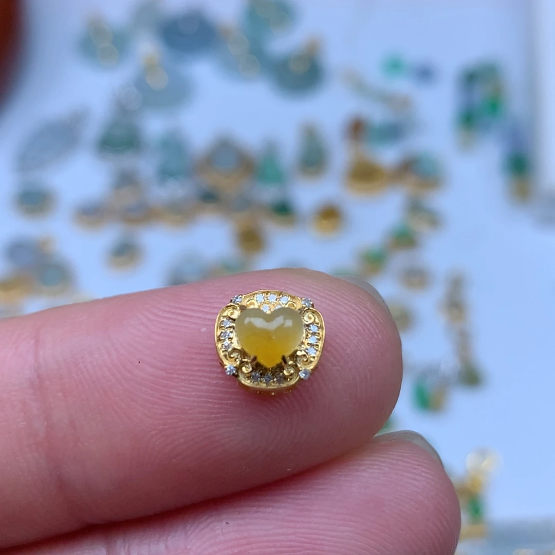 翡翠18K金镶嵌颈饰爱心