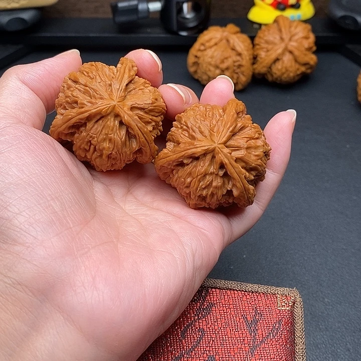****人文玩核桃把件白奔