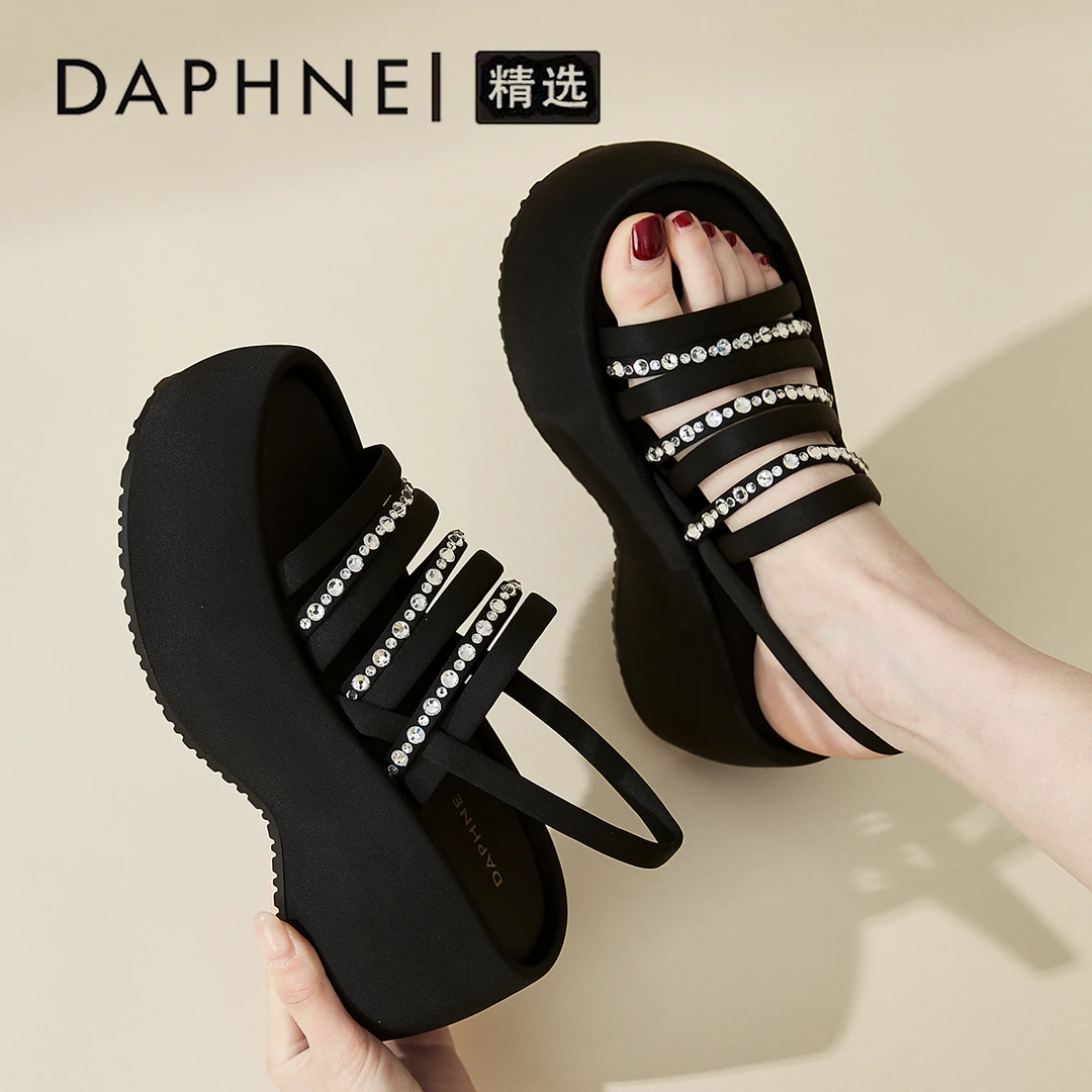 达芙妮黑色水钻绑带凉鞋女2025夏季新款仙女风软底百搭罗马沙滩鞋