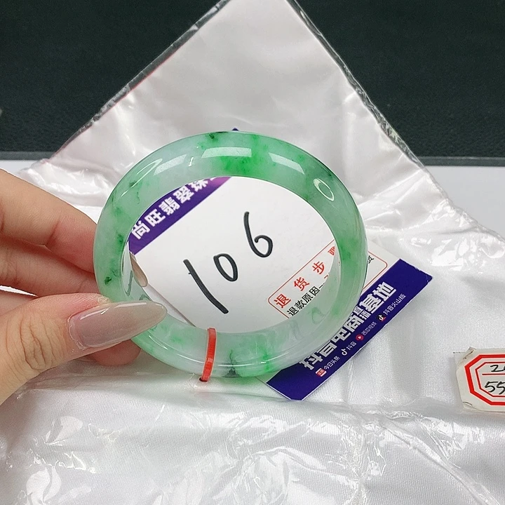 翡翠手镯未镶嵌翡翠12