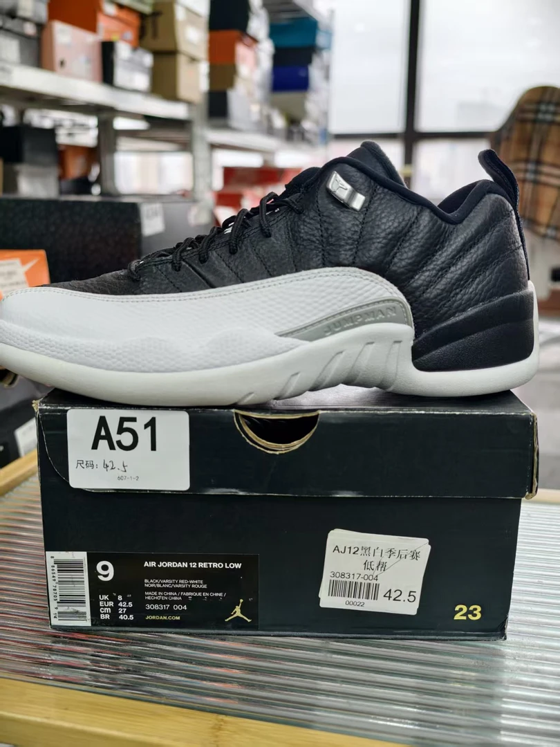 Nike  AJ12黑白季后赛   全新原盒  42.5码  11月19  孙 A51