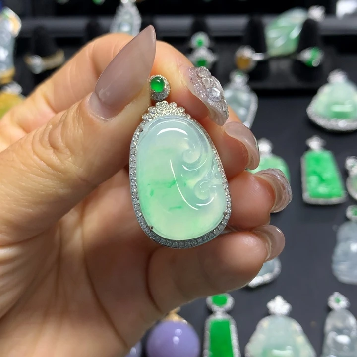 【闪购商品】翡翠颈饰18K金镶嵌吊坠