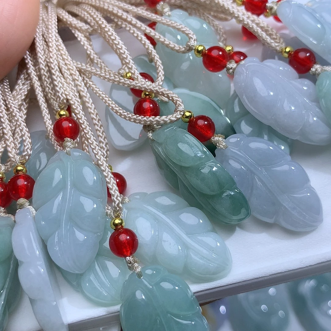 翡翠未镶嵌颈饰。发其中一个！