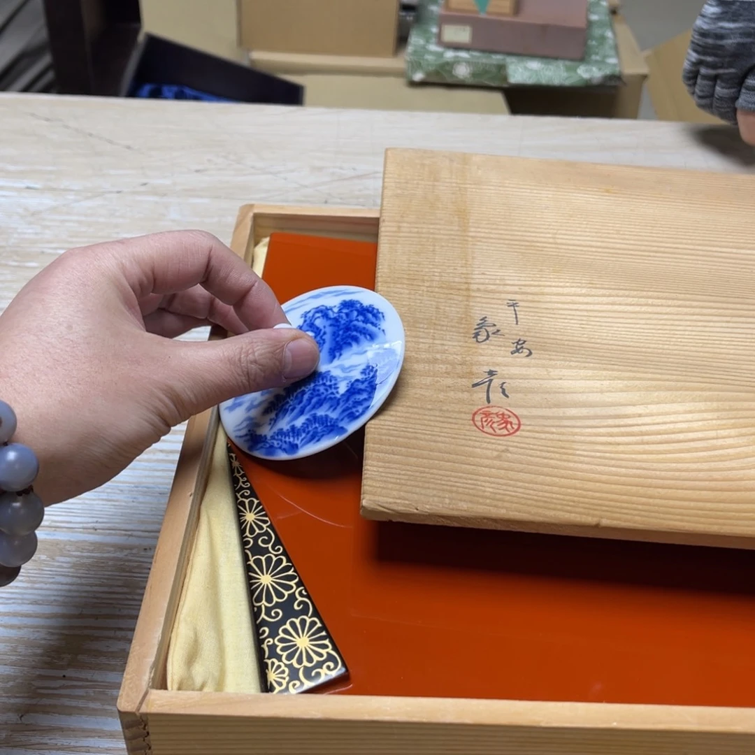 瓷片密密麻麻地排列着一个