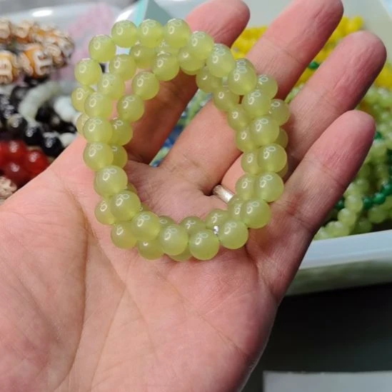 颈饰未镶嵌石英岩玉