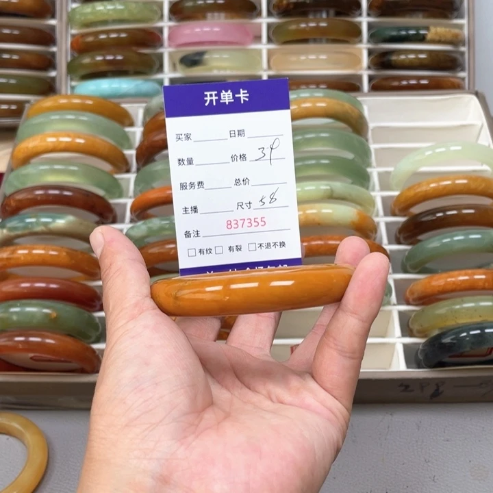 团***儿未镶嵌蛇纹石玉手镯