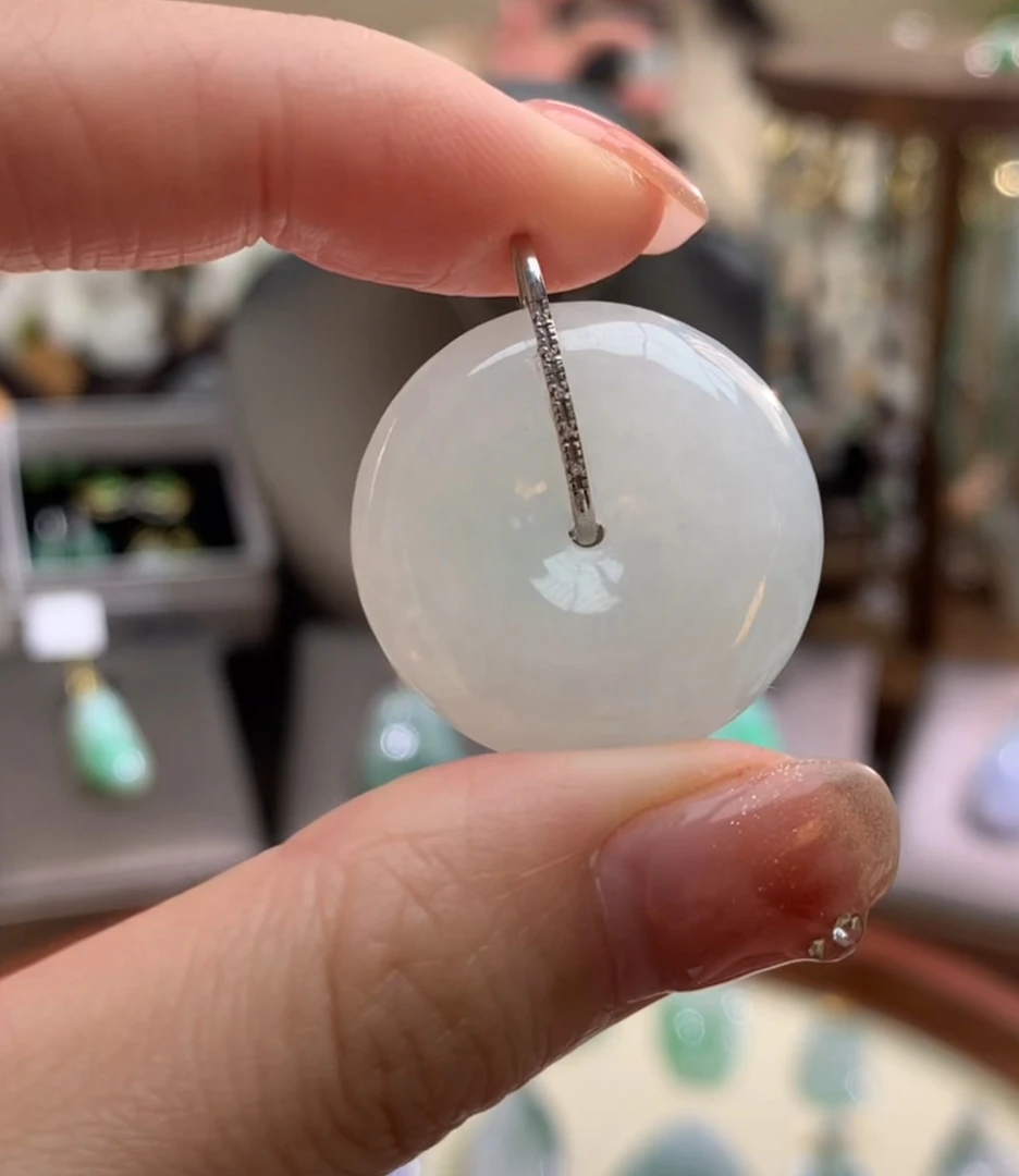 天然A货翡翠吊坠