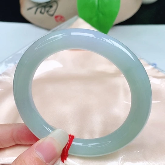 翡翠未镶嵌手镯   67  圆条57