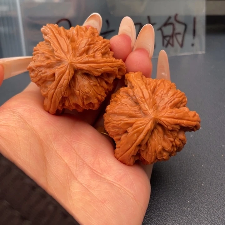 清***红文玩核桃吊坠白狮子