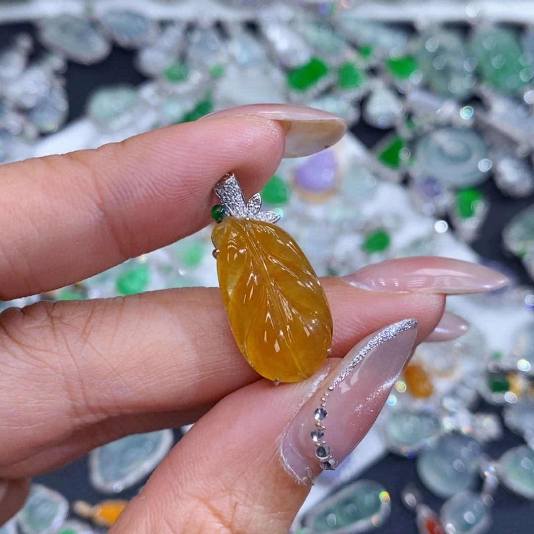 翡翠18K金镶嵌颈饰