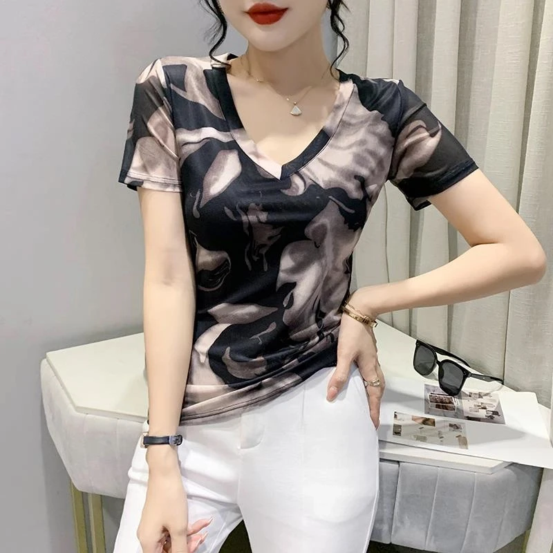 2025夏季新款时尚印花V领T恤女短袖欧货洋气网纱上衣修身显瘦小衫