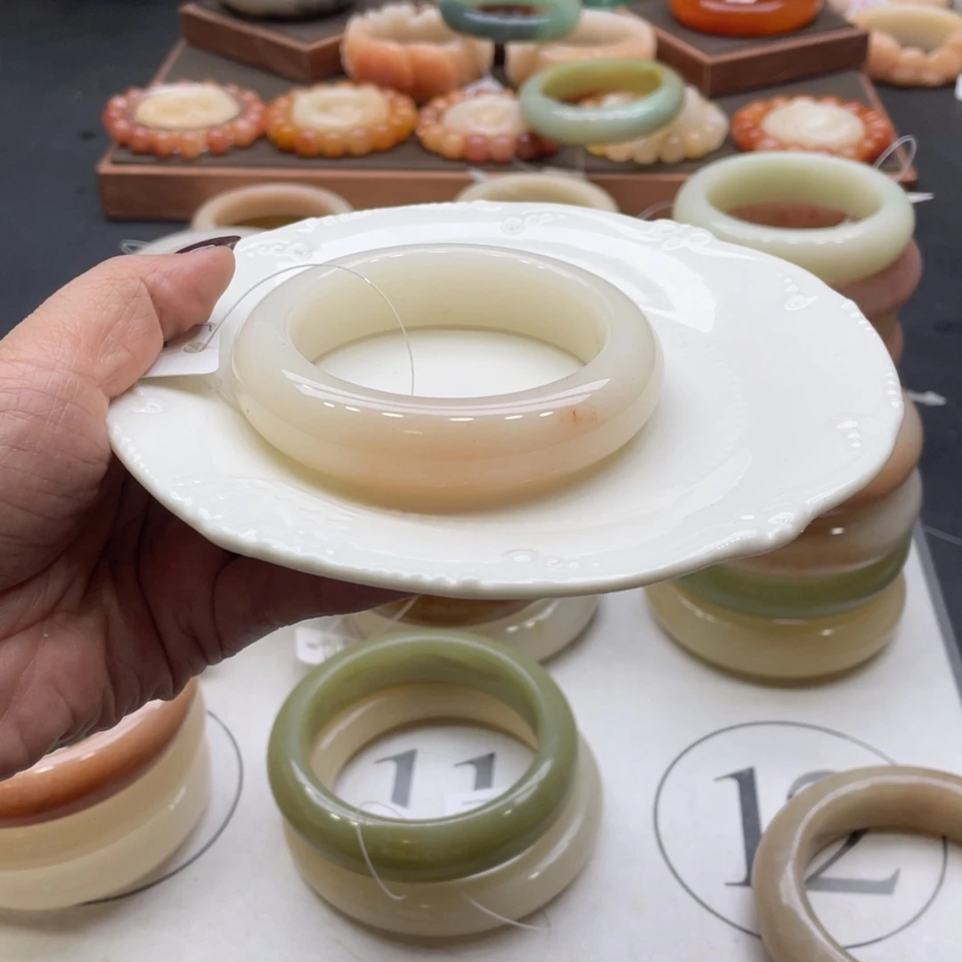 紫***苏石英岩玉未镶嵌手镯