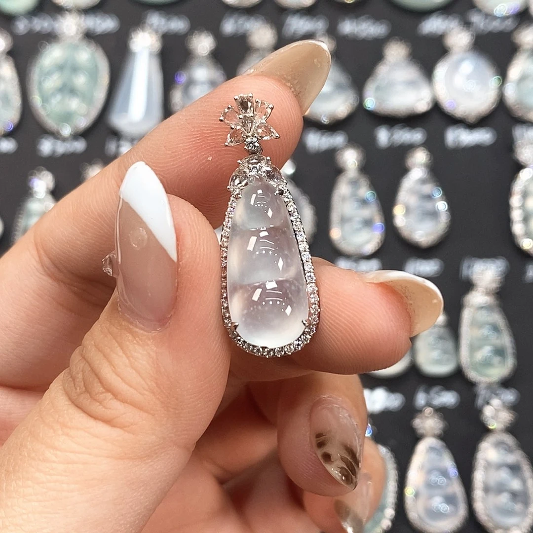 翡翠18K金镶嵌颈饰