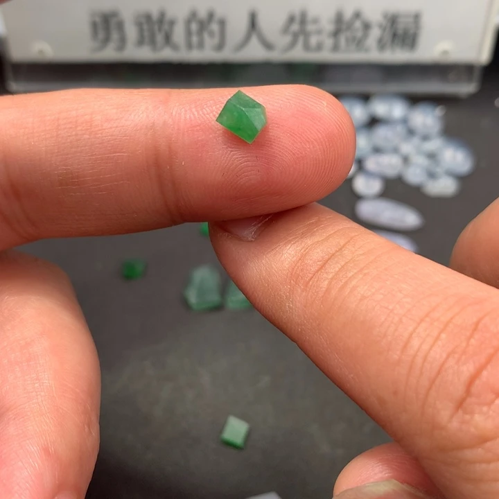 定制翡翠未镶嵌材料定制
