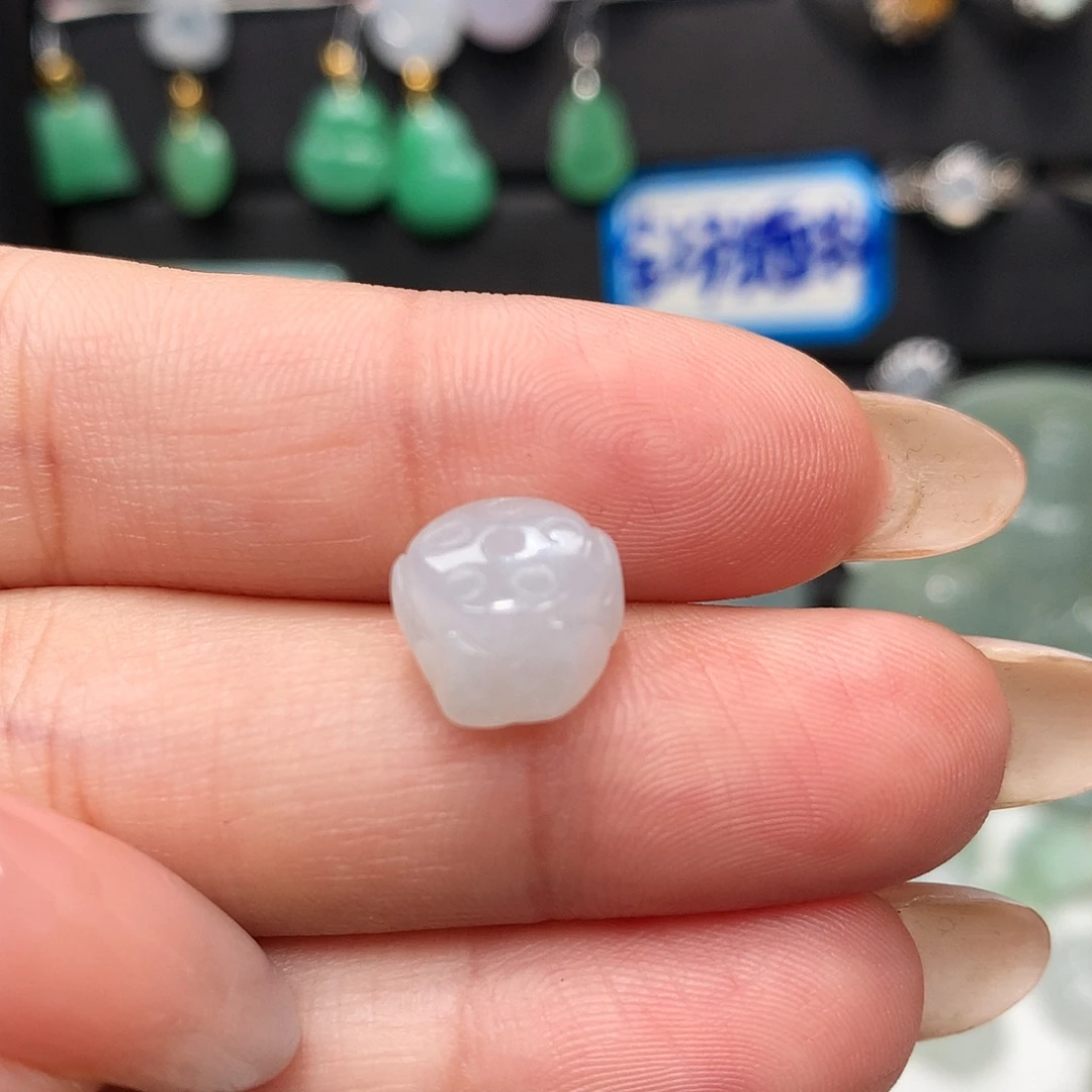 翡翠未镶嵌颈饰莲花