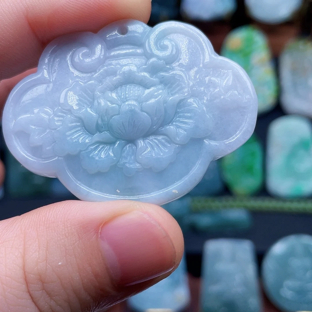 翡翠未镶嵌颈饰牡丹花