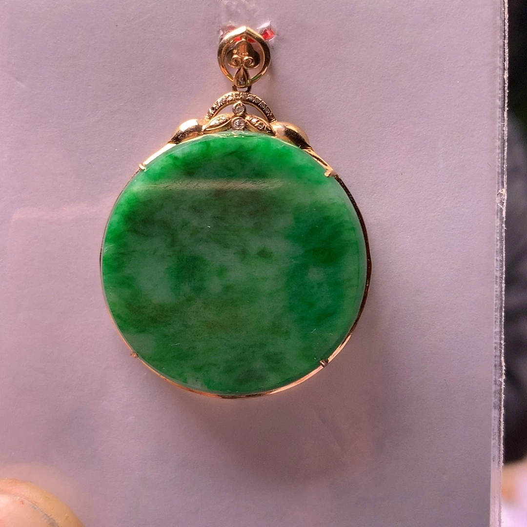 *****翡翠18K金镶嵌颈饰无事牌