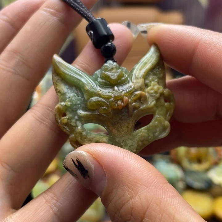 蛇纹石玉未镶嵌颈饰