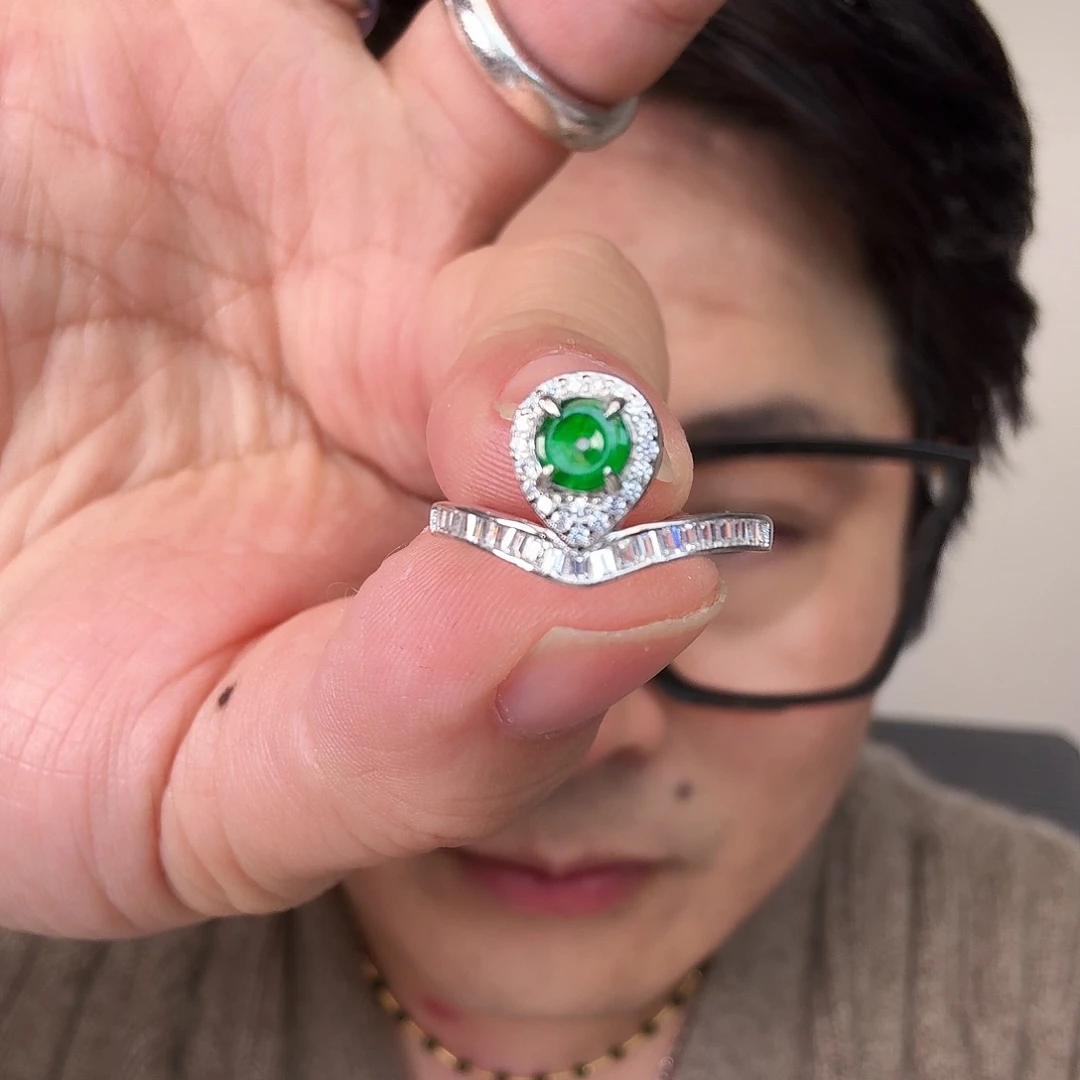 翡翠未镶嵌颈饰一件