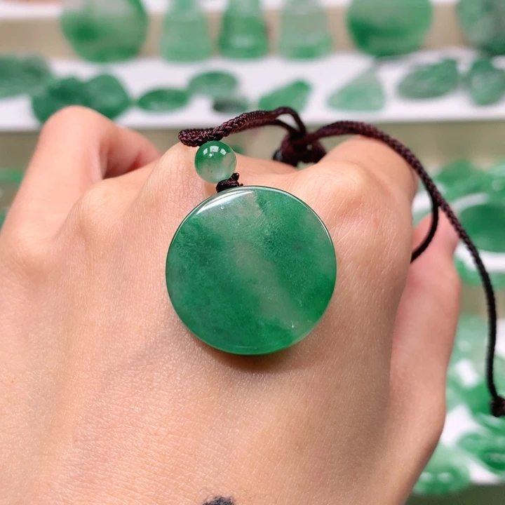 颈饰未镶嵌石英质玉