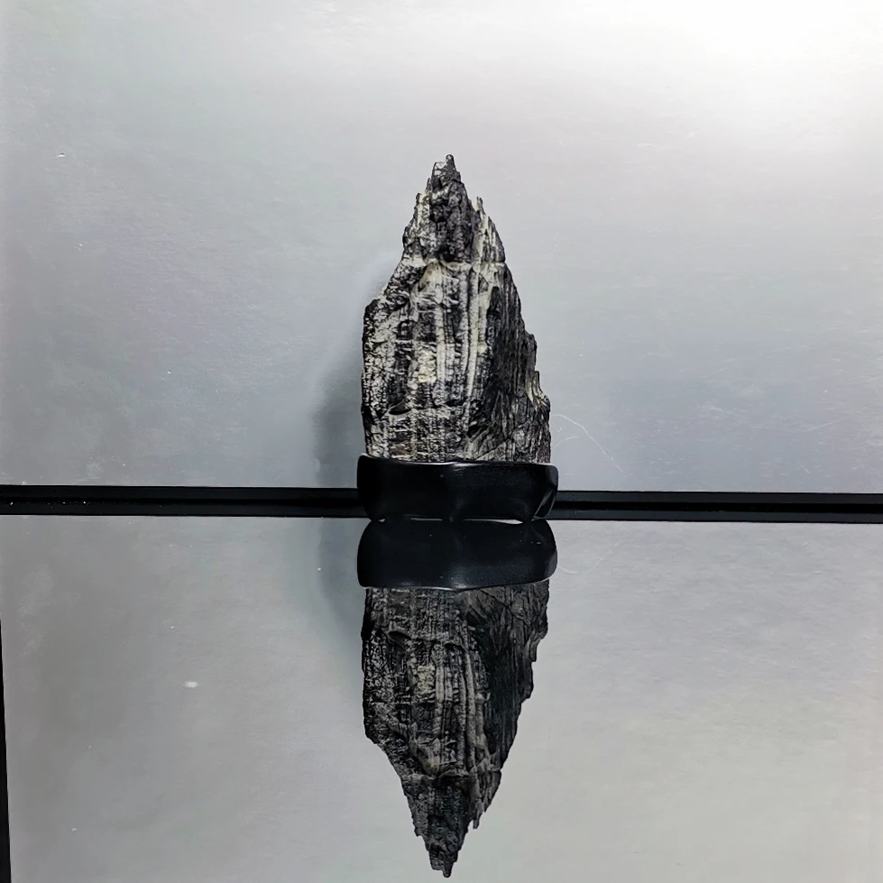 灵璧石立峰山子，长宽高6.5.11cm，美国黑胡桃木底座