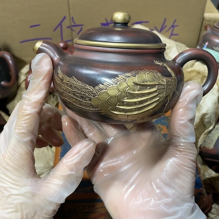 茶壶紫砂原矿泥料，手工制作的一把紫砂壶。