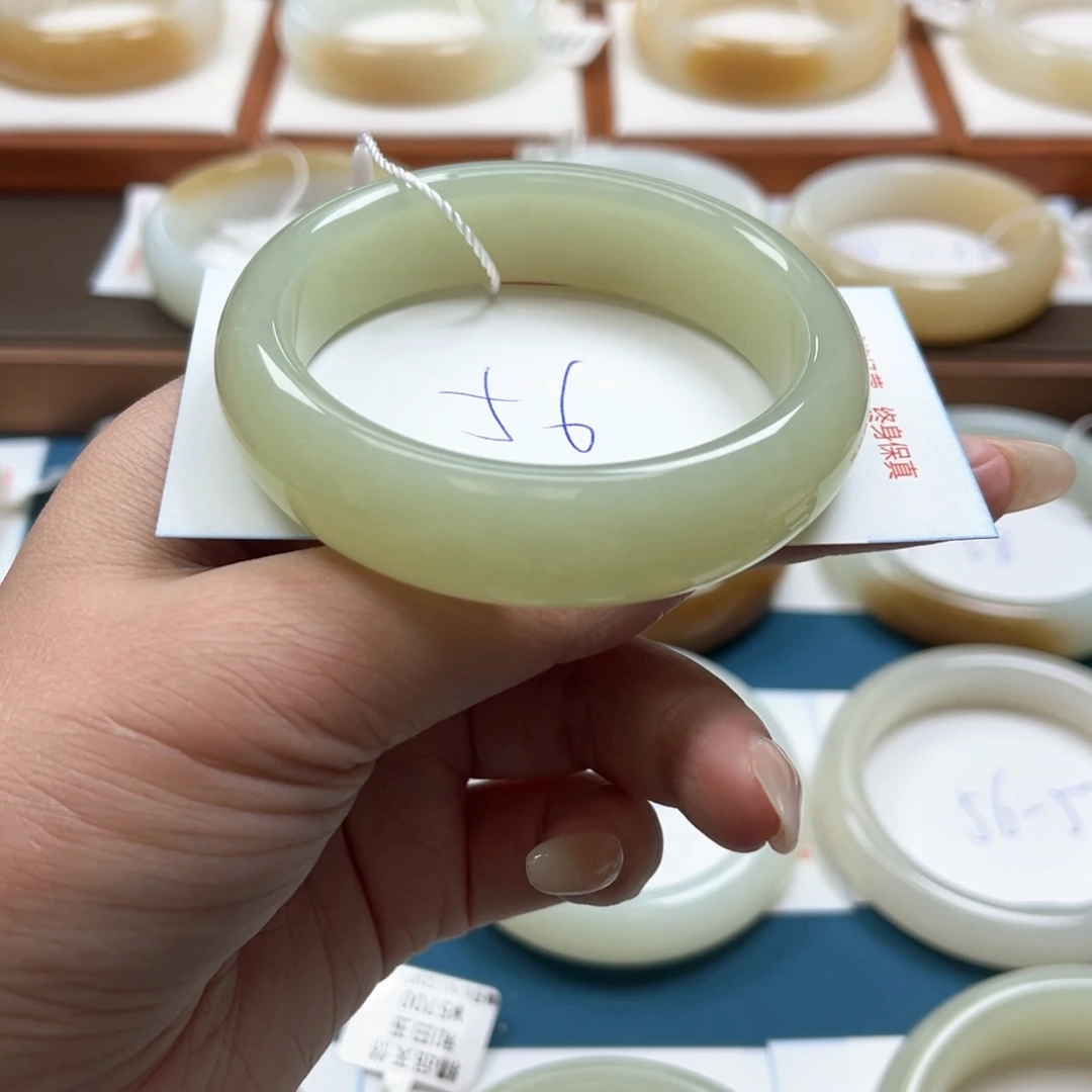 未镶嵌手镯和田玉自****