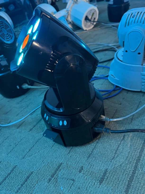 8新  金刚图案加染色摇头灯一台黑色