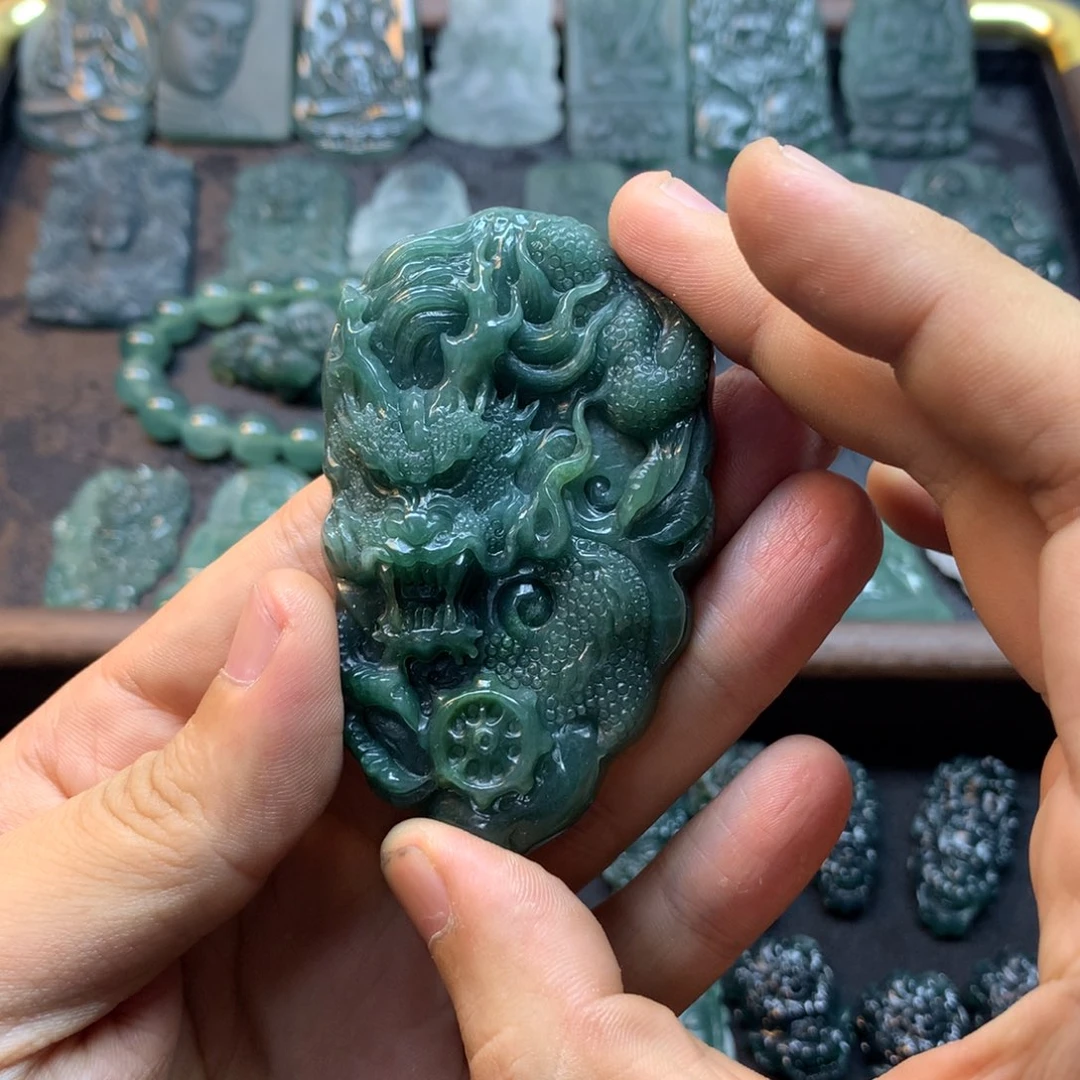 翡翠未镶嵌颈饰龙牌