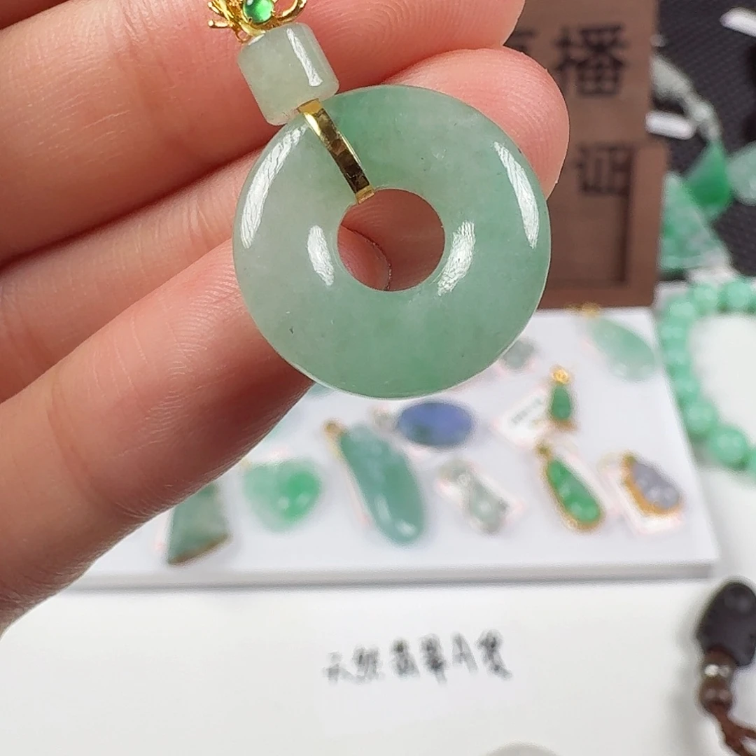 翡翠18K金镶嵌颈饰